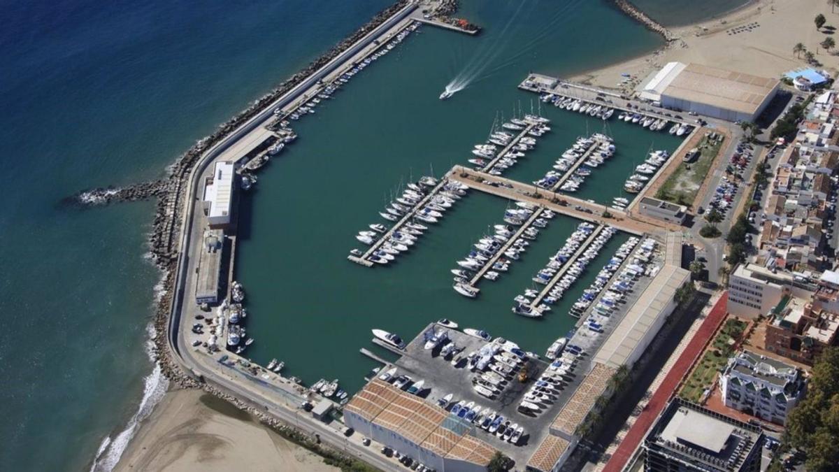 El puerto pesquero y deportivo La Bajadilla, en cuyo recinto se ubica la fábrica de hielo.