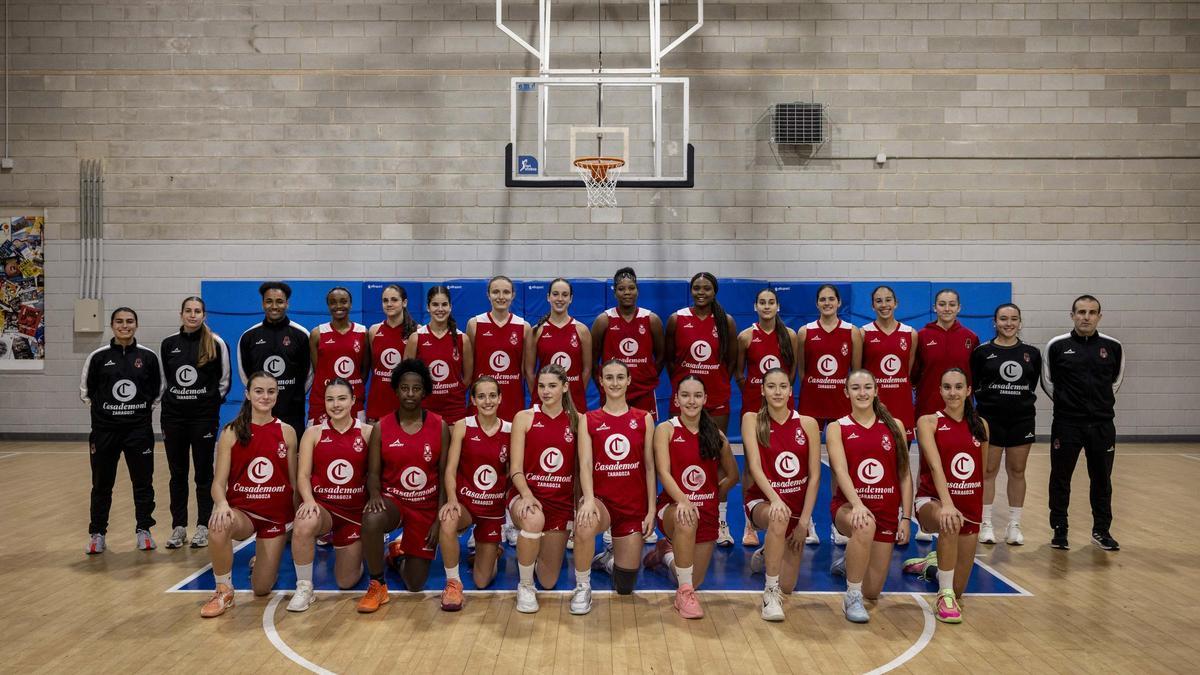 Los equipos cadete y juvenil femeninos del Casademont Zaragoza.