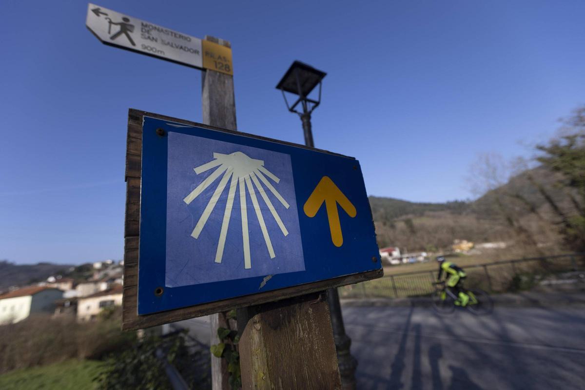 Indicador de la ruta jacobea en Cornellana.