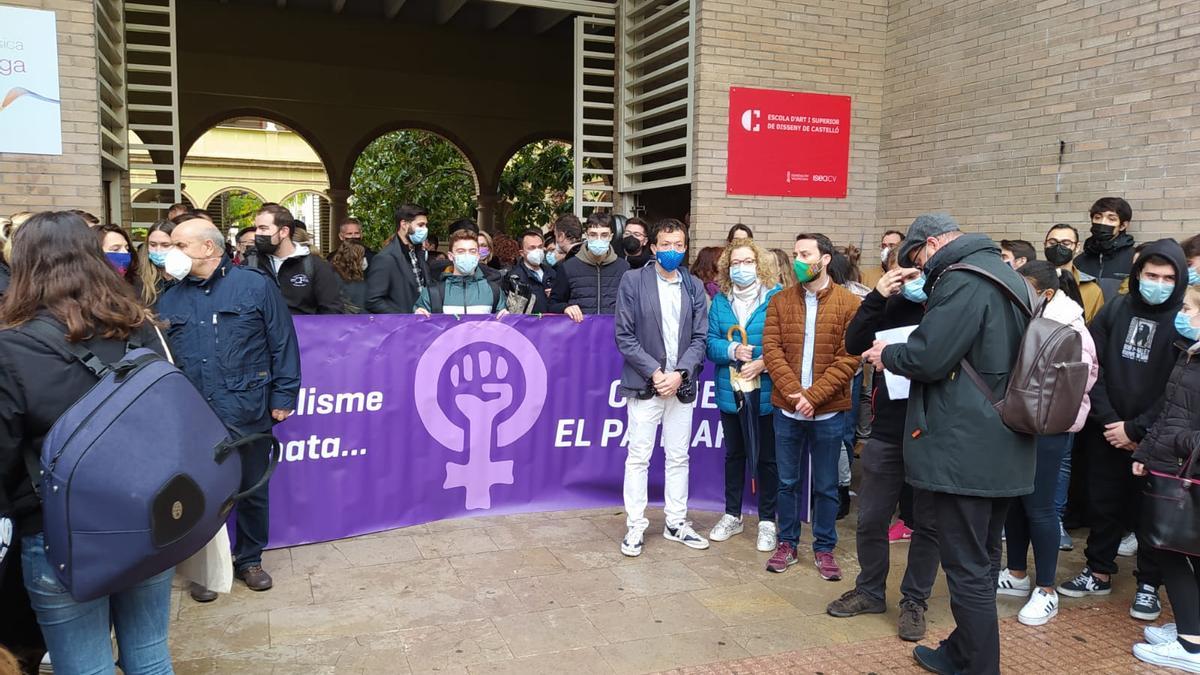 Alumnos, profesores y políticos se han concentrado este lunes en las puertas del conservatorio.