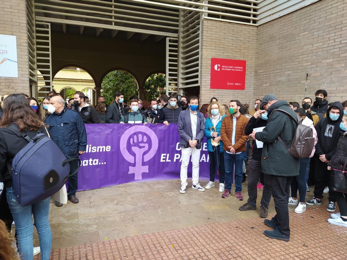 Alumnos, profesores y políticos se han concentrado este lunes en las puertas del conservatorio.