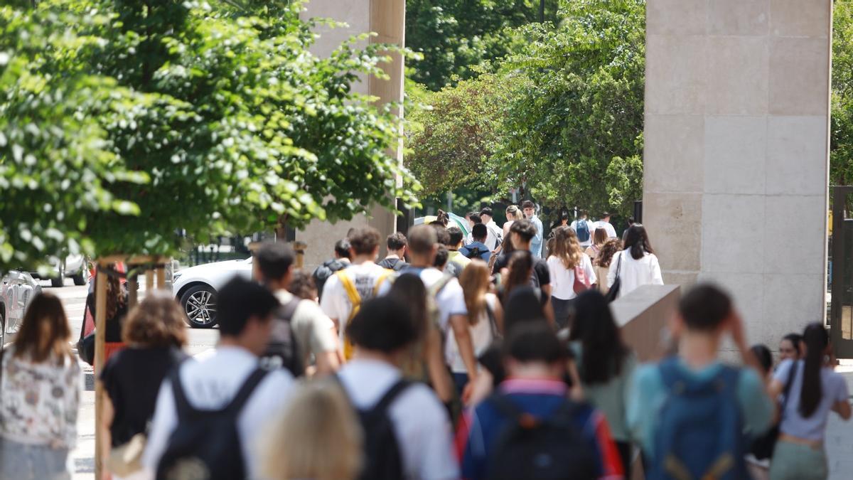 Decenas de estudiantes salen del último examen de la PAU de 2025.