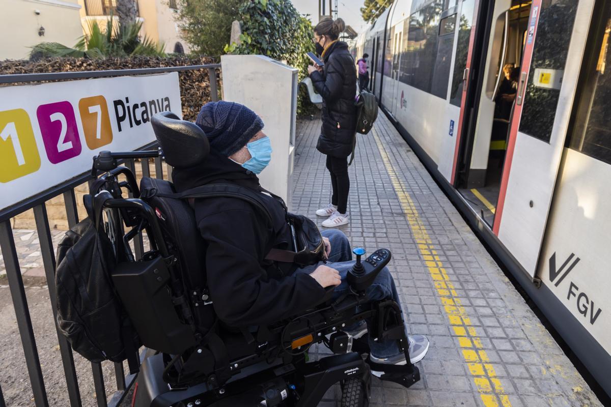 Picanya. Una persona con diversidad funcional reclama que FGV tenia que haber adaptado el anden de la estacion de Picanya desde 2018 pero no ha sido asi