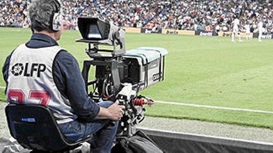 Un operador de televisión en un partido de la Liga de Fútbol Profesional