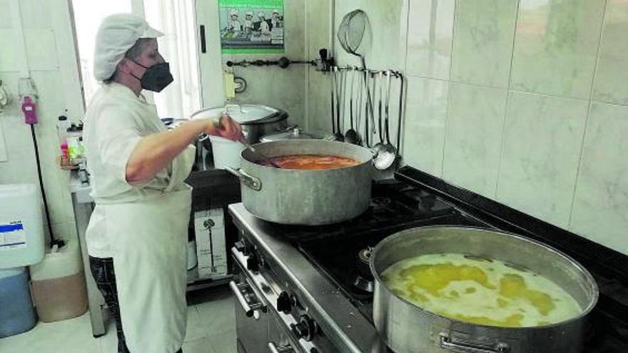 Una cocinera en el comedor social del Centro Integral de Inclusión y Emergencia Social de Vigo.