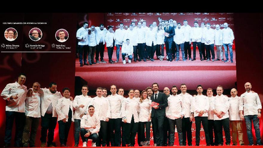 Foto de familia con todos los chefs que recibieron anoche, en el Teatro Lope de Vega, una estrella Michelin.