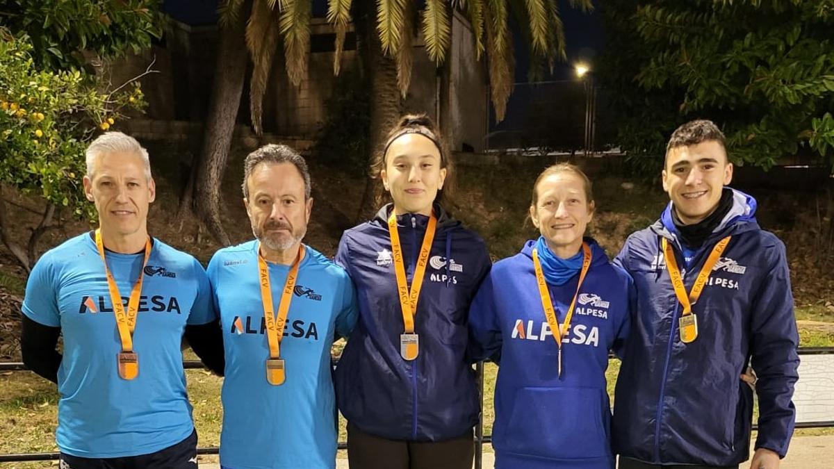 Los atletas del CA Gandia Alpesa con sus medallas autonómicas