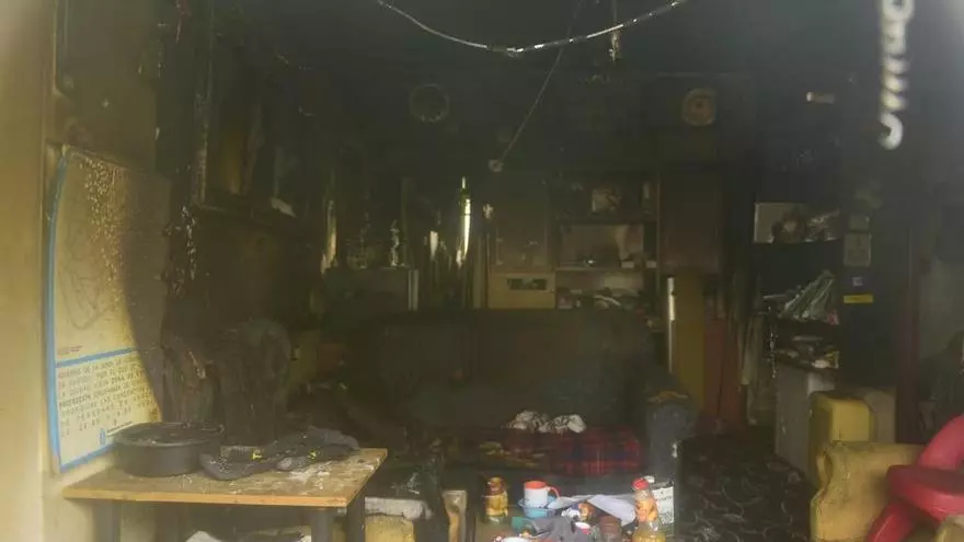 Los bomberos de A Coruña localizan a una mujer sin vida tras declararse un incendio de madrugada en su vivienda de Palavea