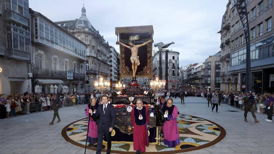 Multitudinaria procesión del Cristo de la Victoria por las calles de Vigo