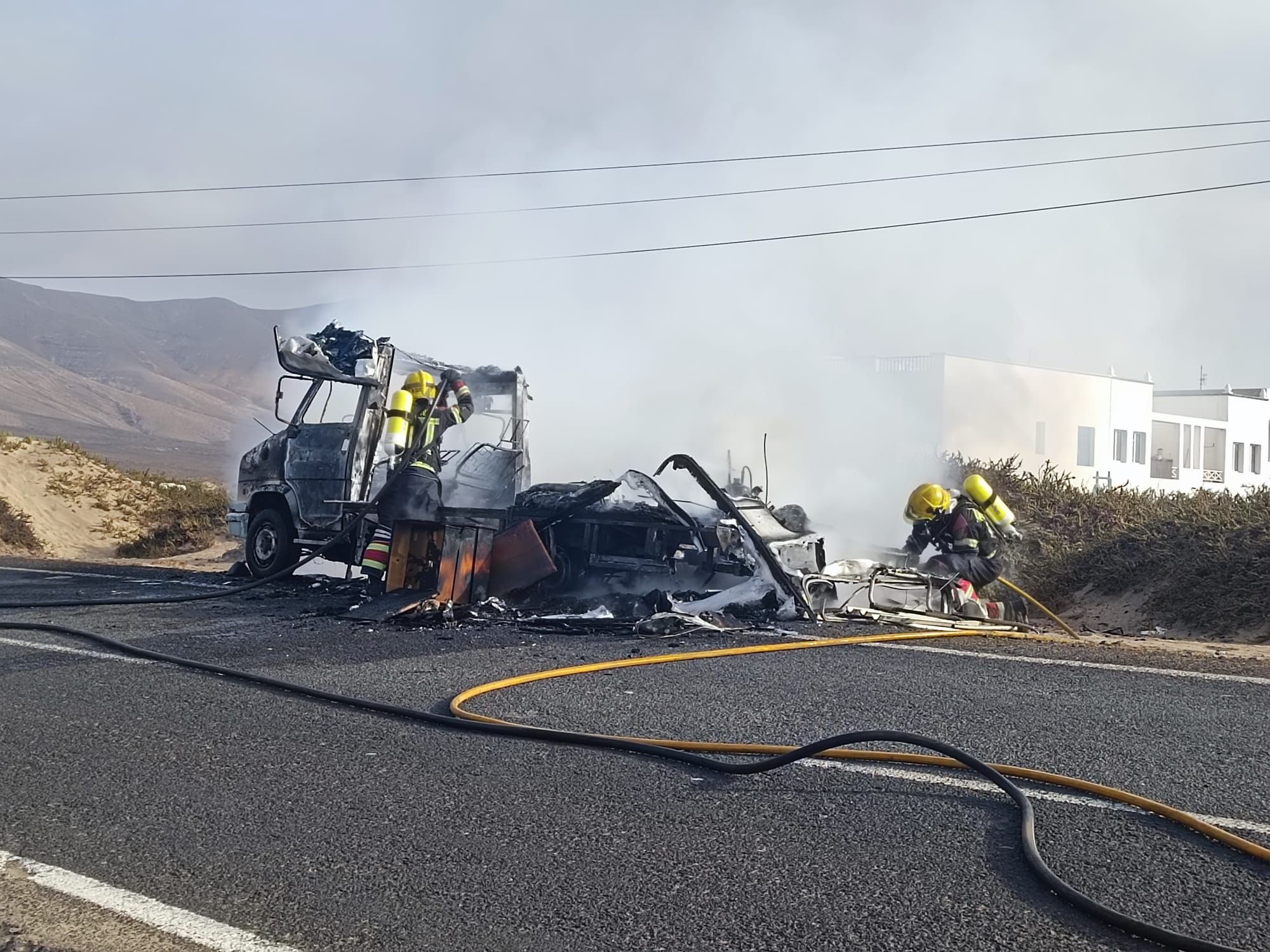 Una autocaravana arde por completo en Caleta de Famara