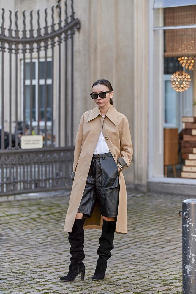 Look de invierno con bermudas de cuero y botas altas, visto en el 'street style' de Copenhague