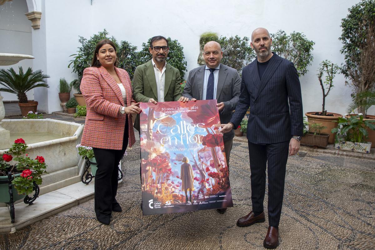 Autoridades muestran el cartel de Calles en Flor.