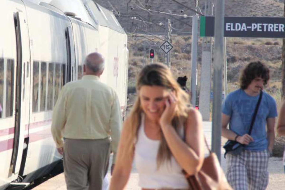 La caída de un rayo corta la línea férrea y afecta a 8 trenes con 1.200 viajeros