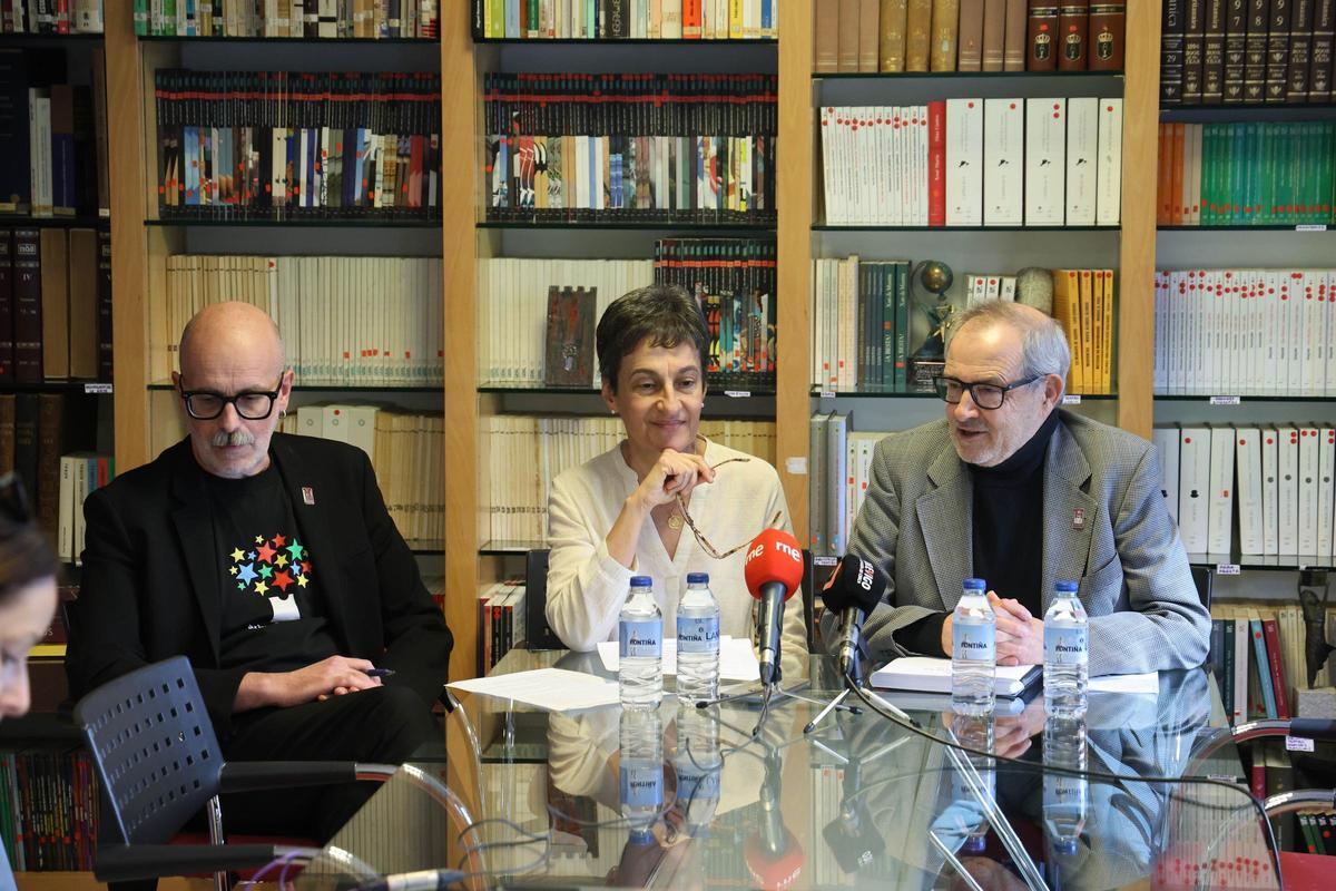Dolores Vilavedra, no centro, nunha rolda de prensa en Galaxia para a presentación da novela do premio do 75 aniversario.