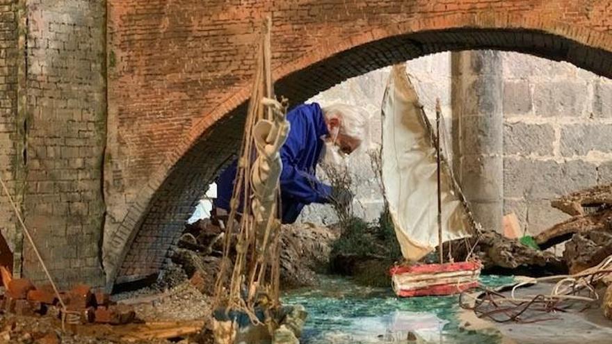 Al pessebre s&#039;hi pot veure com es construeix el pont vell, la catedral i la recreació de les muralles del poble.