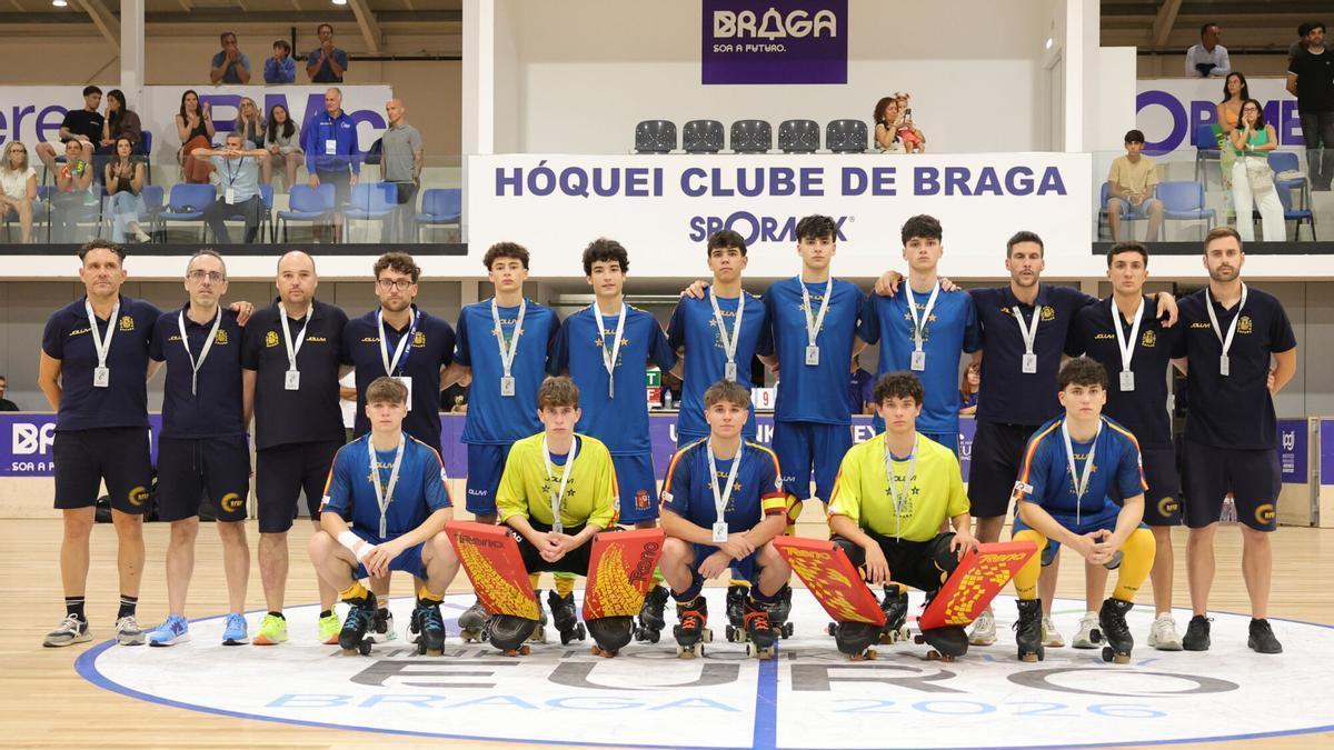 Pedro García, segundo jugador de pie por la izquierda, en la entrega de medallas en el Europeo sub 17.