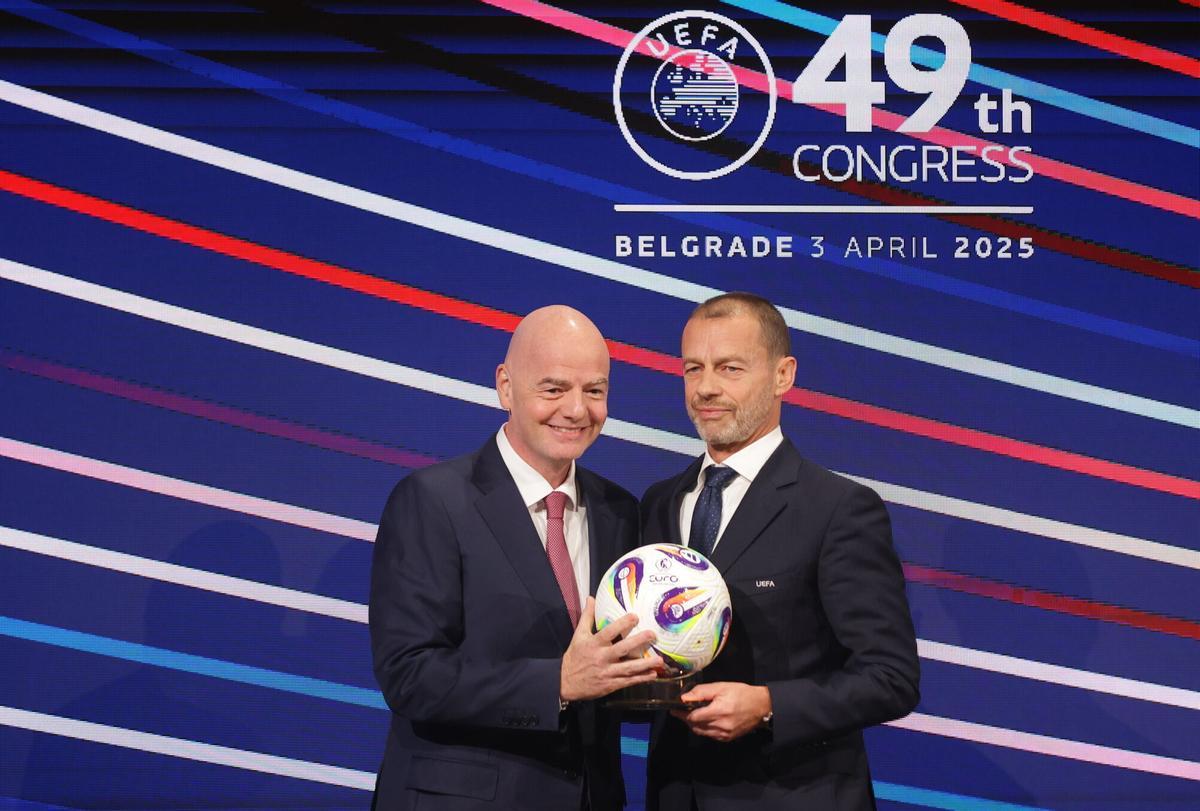 Gianni Infantino junto a Aleksander Ceferin