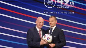 Gianni Infantino junto a Aleksander Ceferin