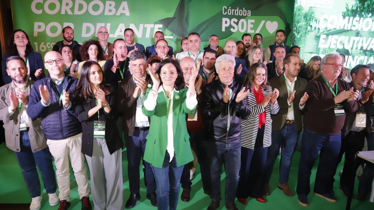 Rafi Crespín, secretaria provincial del PSOE de Córdoba, con la nueva ejecutiva provincial.