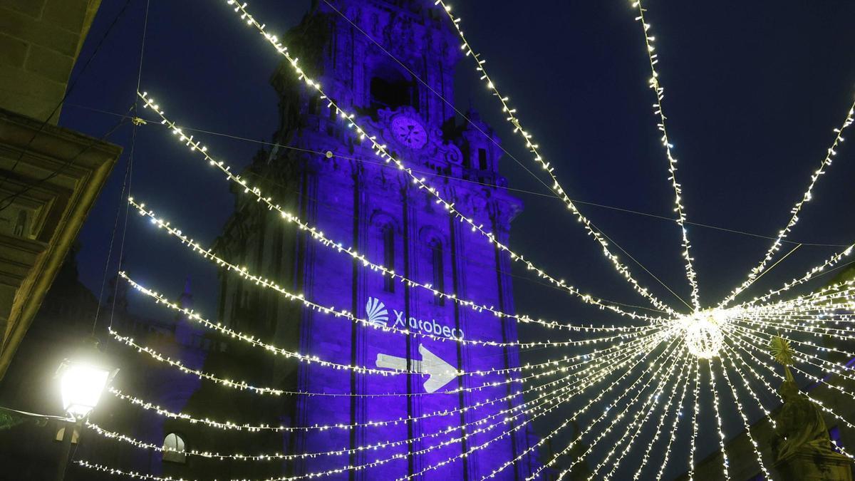 Chegan as luces de Nadal a tres edificios simbólicos da cidade na Ruta Xacobea