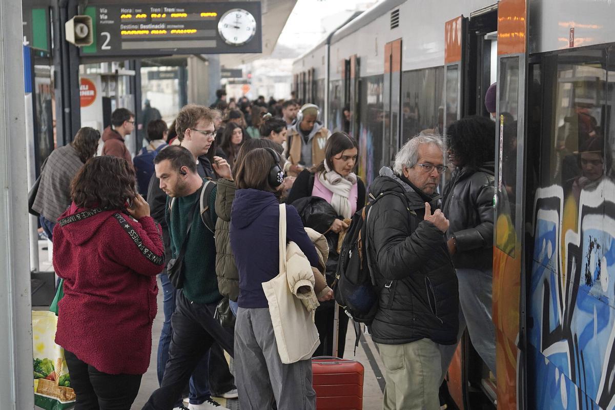 Les imatges de l'estació de Rodalies en un nou dia de caos al servei