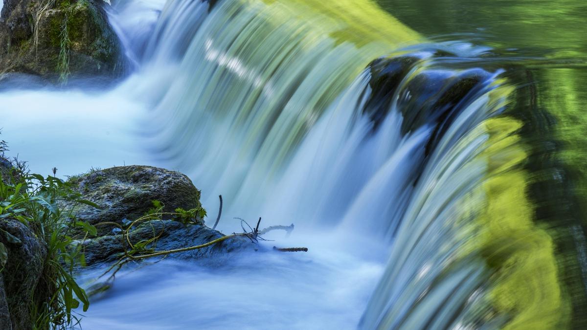 En fotografía, el uso de una larga exposición sobre un caudal de agua, produce el llamado efecto seda