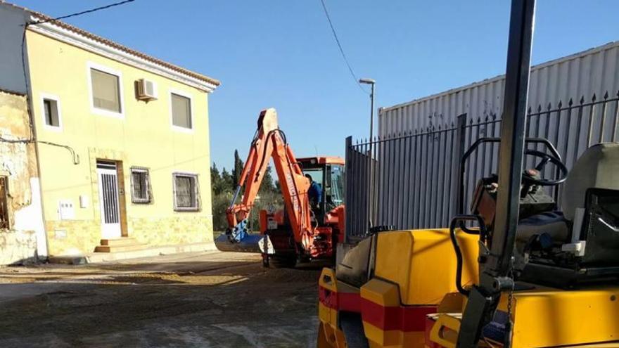 Las máquinas trabajan en la puesta a punto de la pedanía.