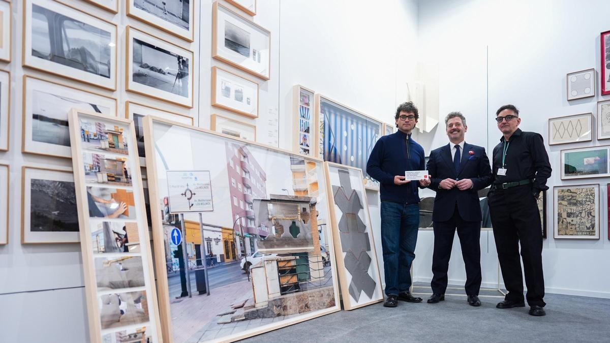 LUCE, Mariano de Paco Soriano y Mira Bernabéu junto a la obra adquirida por la colección madrileña.