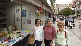 La Feria del Libro de Gijón abre sus puertas con los expositores encantados de "sacar los libros a la calle" y lectores con ganas de "descubrir cosas nuevas"