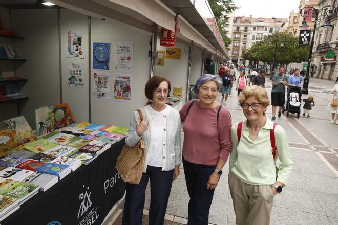 Los primeros visitantes de la Feria del Libro de Gijón, en imágenes