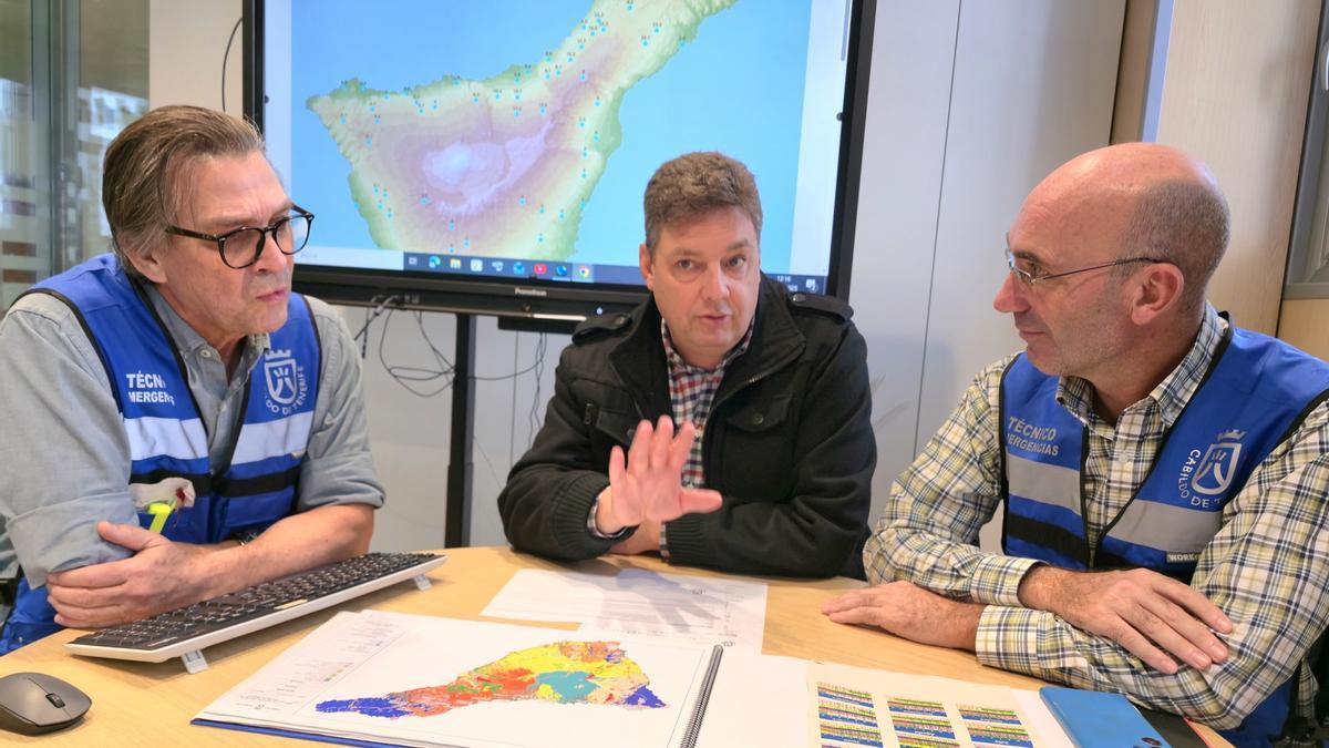 Iván Martín, en el centro junto a los técnicos insulares Pepe Gómez Reñasco (izq.) y  Néstor Padrón