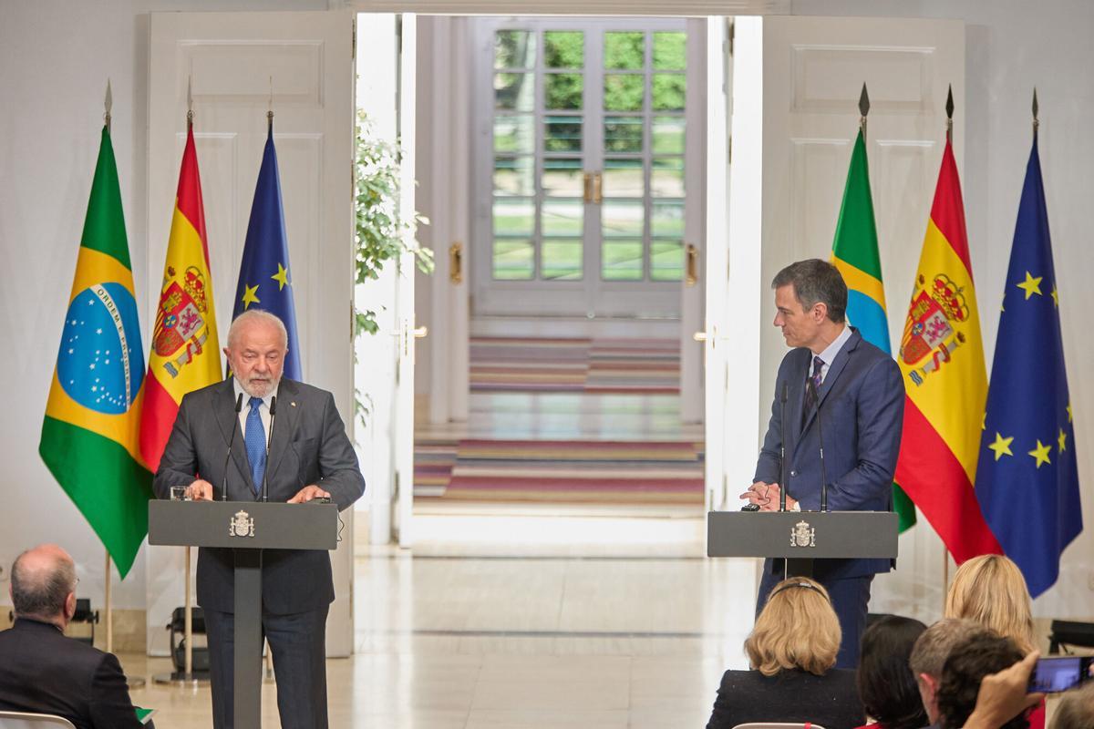 El presidente del Gobierno, Pedro Sánchez, junto al presidente de la República Federativa de Brasil, Lula da Silva, en el Palacio de La Moncloa, a 26 de abril de 2023