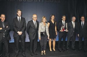 D’esquerra a dreta, Enric Hernàndez, Antonio Asensio Mosbah, Josep Brugada, Núria de Gispert, Laia Sanz, Joaquim Maria Puyal, Xavier Trias i Artur Mas.