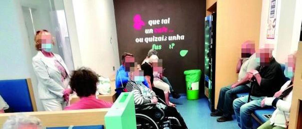 Sala de espera en el servicio de Urgencias del Hospital Montecelo ayer a mediodía.  // FDV