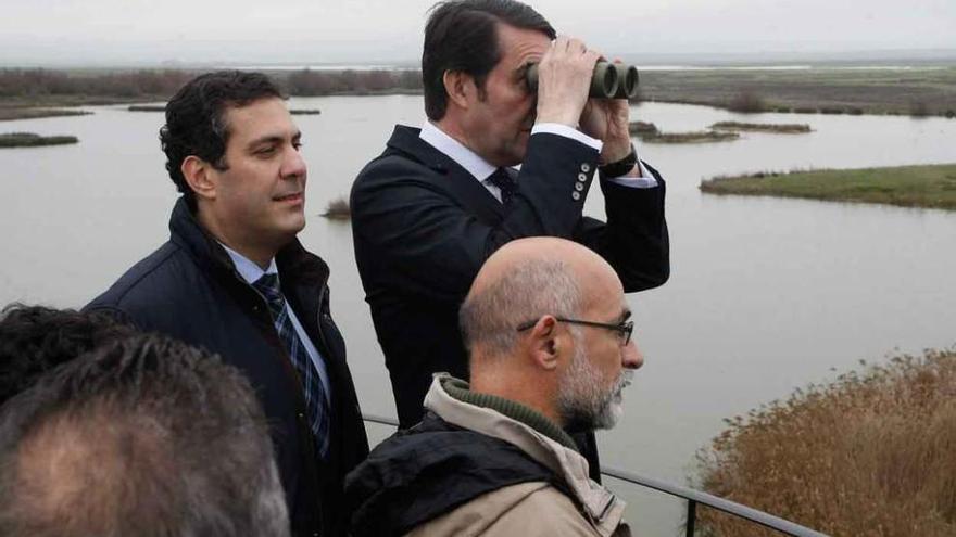 Juan Carlos Suárez-Quiñones observa las aves. Junto a él, Alberto Castro y Mariano Rodríguez.