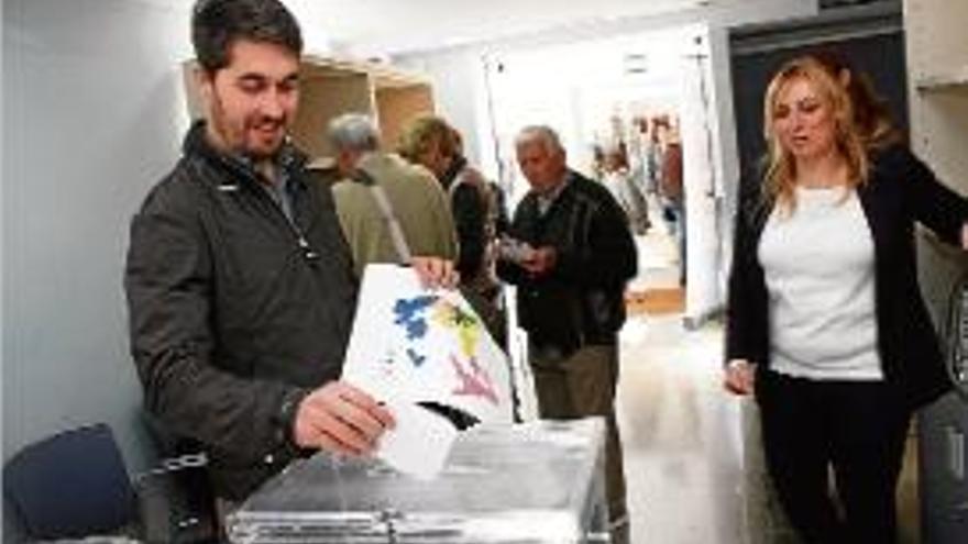 Les votacions es fan al Centre Cívic El Rieral i a l&#039;Ajuntament.