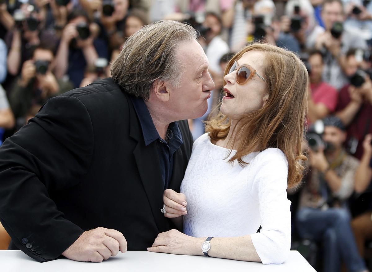 El actor Gerard Depardieu intenta besar a la actriz francesa Isabelle Huppert en el Festival de Cine de Cannes, en 2015.