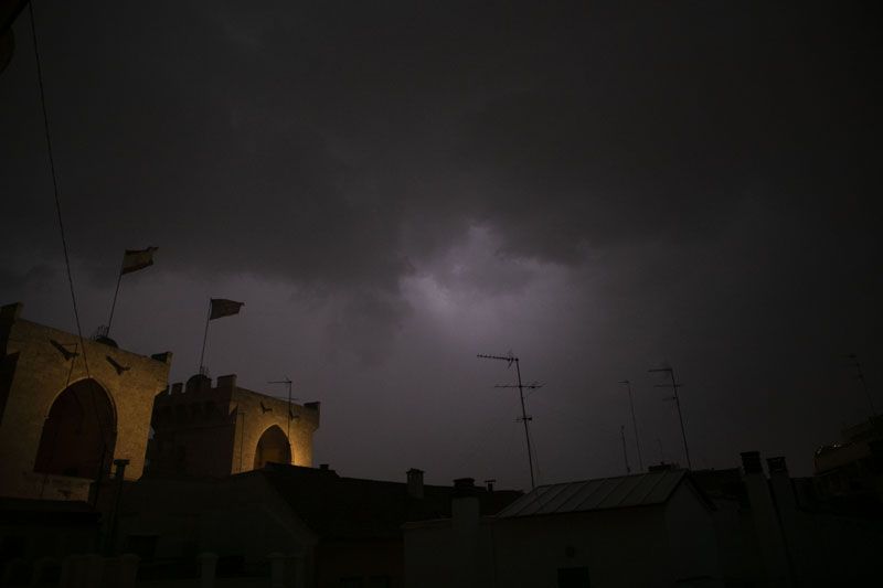 Una impresionante tormenta eléctrica ilumina el cielo de Valencia