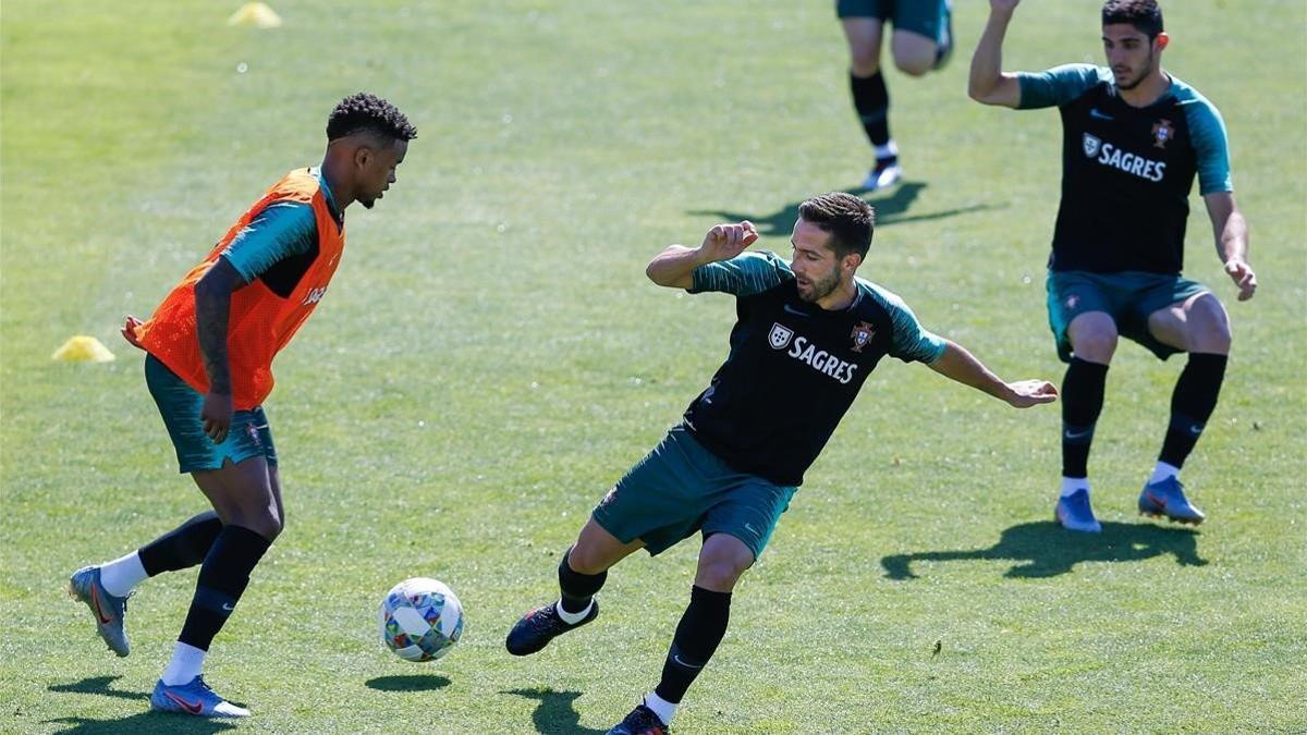 Semedo, en un entrenamiento de la selección portuguesa junto a Moutinho y Guedes.