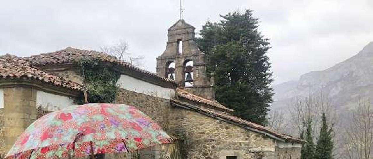 Participantes en la visita, en el exterior del santuario.