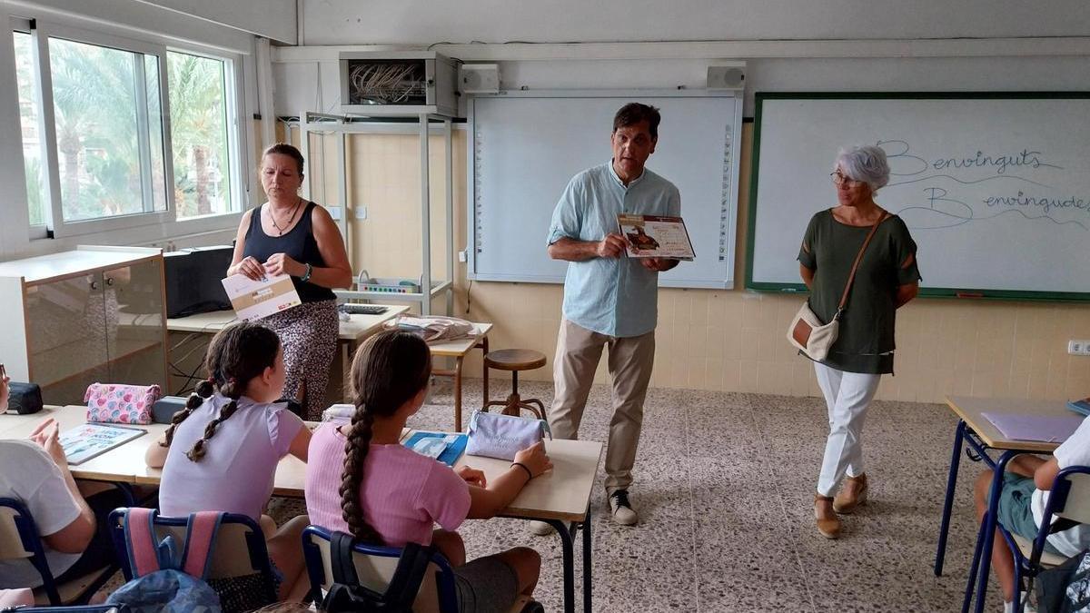 Virtuts Piera, a la derecha, con el alcalde, en la visita al colegio Alborxí en el inicio del curso pasado.