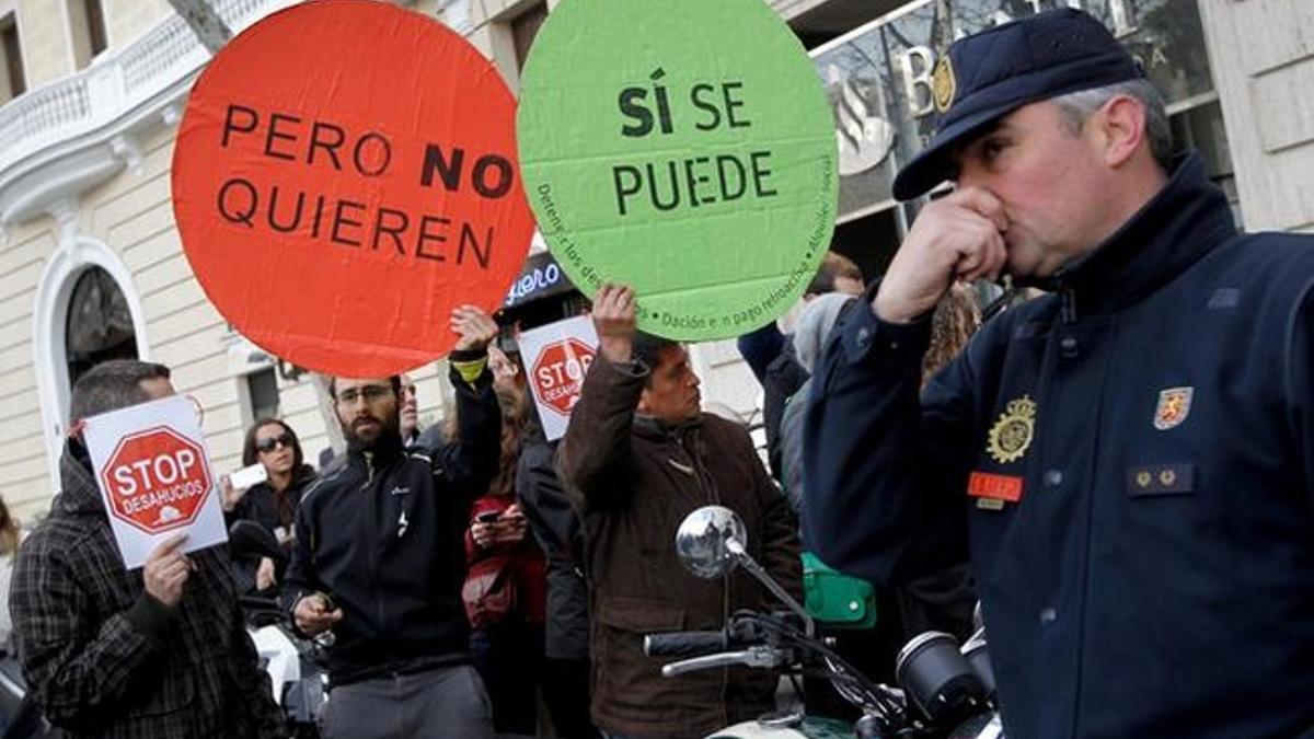 Manifestantes de la PAH ante el Ritz esperan a Rajoy y la cúpula del PP.