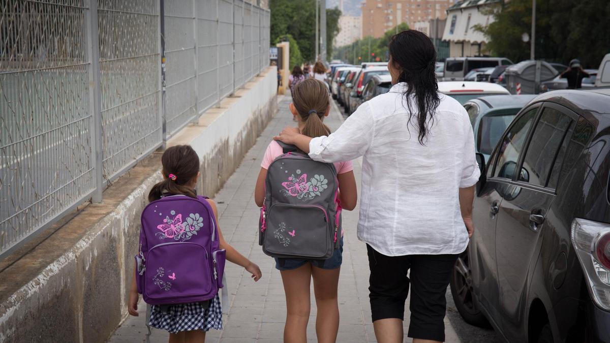 Xiquetes en l'accés a un col·legi d'Alacant
