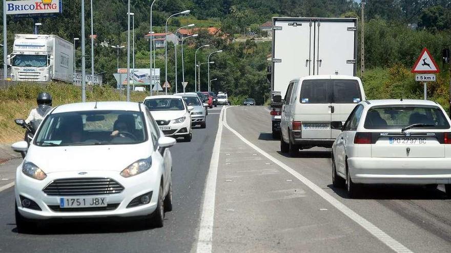 Tráfico muy intenso por la carretera de Vilagarcía en su tramo más próximo a Pontevedra. // Rafa Vázquez