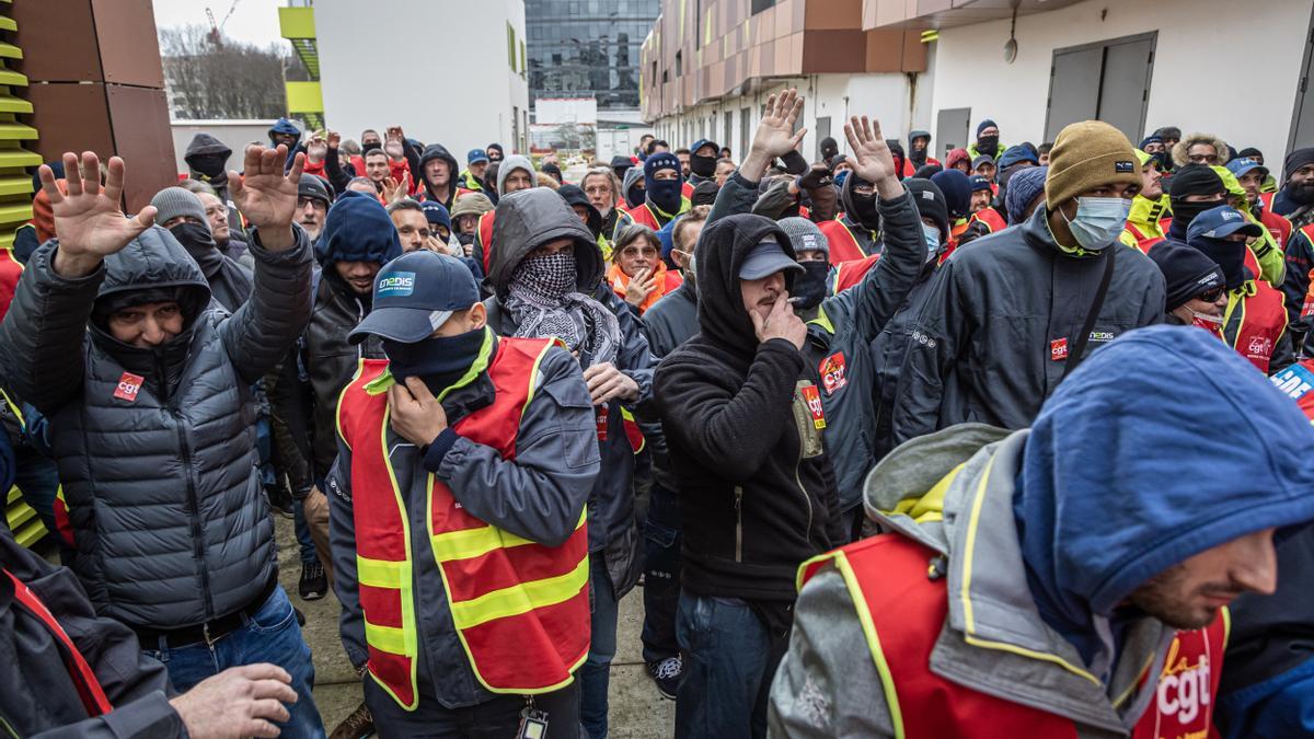 Miembros del sindicato Confederación General del Trabajo (CGT) ocupan una planta de distribución de electricidad del grupo energético nacional francés EDF, durante una nueva jornada de protestas contra la reforma del sistema de pensiones.