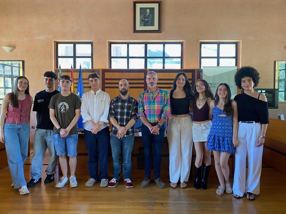 Los alumnos y los representantes de los institutos, en la recepción.