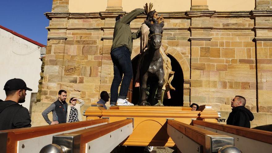 El paso de la Borriquita a las puertas de la Ermita durante los preparativos para la procesión de hoy.