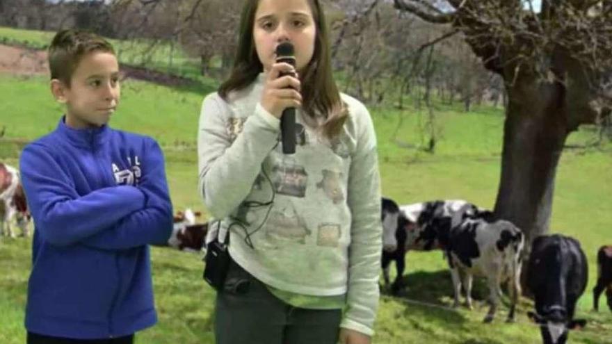 Dos alumnos durante una emisión del telediario que abordaba los problemas de la ganadería.