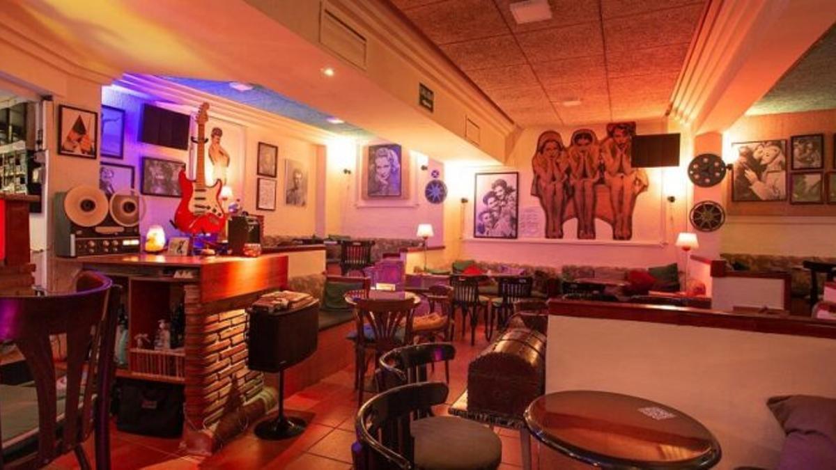 Interior del pub Christopher Lee.