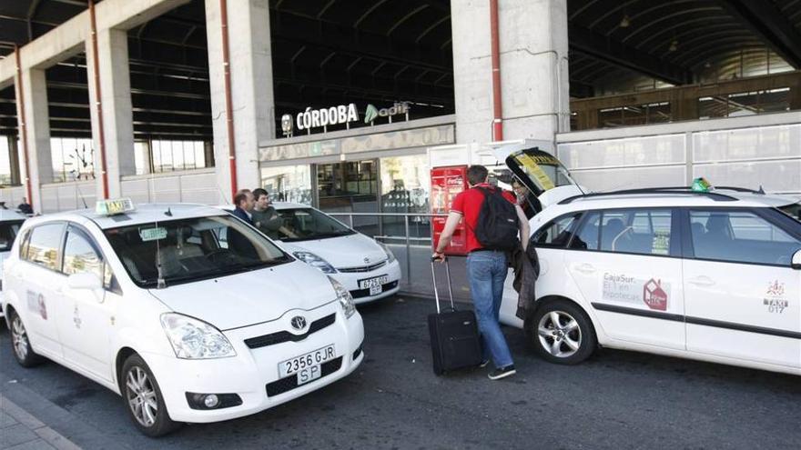 PSOE e IU estudian anular la norma del taxi tras el varapalo del Gobierno
